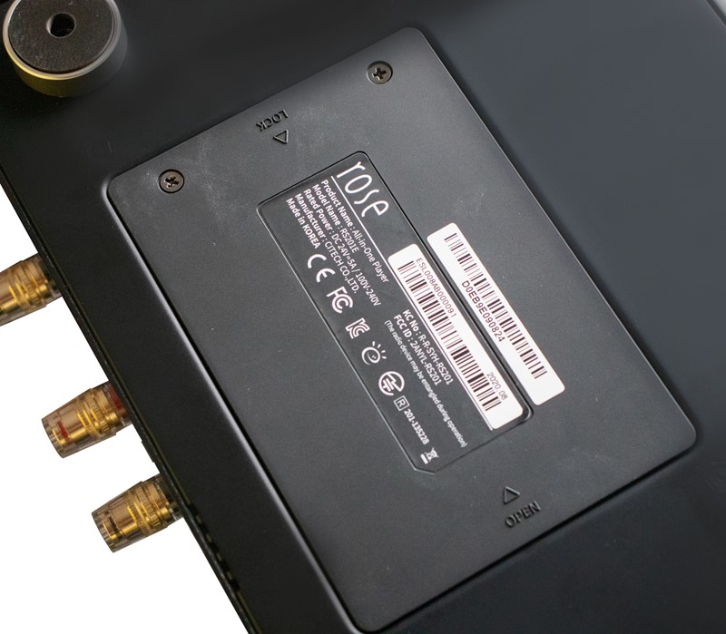 Na donjoj strani uređaja nalazi se plastični poklopac, ispod kojeg se krije ladica za SATA SSD. Kapacitet mu može biti do 4 TB, a visina ne smije prelaziti sedam milimetara